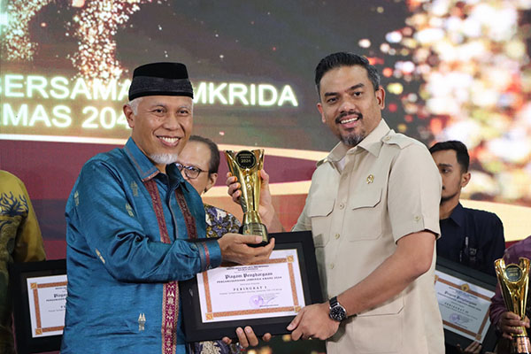 Pemprov Sumbar Raih Peringkat 1, Gubernur Mahyeldi Terima Penghargaan dari Menteri UMKM 1 SERAHKAN PENGHARGAAN— Gubernur Sumbar Mahyeldi menerima penghargaan yang diserahkan Menteri Usaha Mikro, Kecil, dan Menengah (UMKM), Maman Abdurahman.
