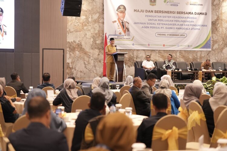 SAMBUTAN—Mahyeldi saat memberikan sambutan dan motivasi pada kegiatan Penguatan Sistem Keagenan Perisai untuk Perluasan Perlindungan Jaminan Sosial Ketenagakerjaan, sekaligus Pengukuhan 100 Agen Perisai PT Damko Manggala Utama di Hotel Mercure Padang, Selasa (17/12).