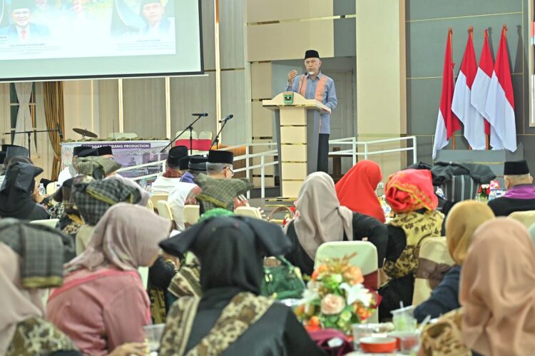 Kukuhkan Pengurus S3, Gubernur Sebut Peran Ormas Penting bagi Pembangunan Daerah 1 PENGUKUHAN PENGURUS— Gubernur Sumbar Mahyeldi memberikan sambutan saat melantik dan mengukuhkan Pengurus Perkumpulan Solok Saiyo Sakato (S3) periode 2024-2028 di Auditorium Gubernuran, Minggu (1/12).