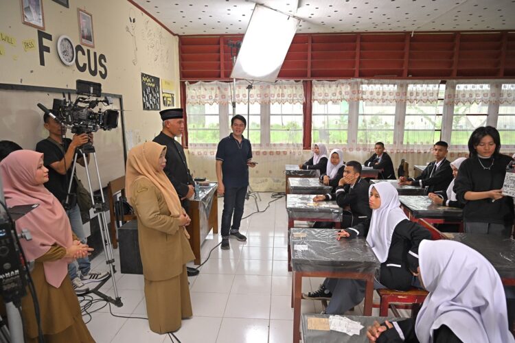 Hadiri Syuting Film “Tragedi Nia Kurniasari”, Mahyeldi Menilai Sangat Inspiratif Bagi Generasi Muda 1 SYUTING FILMI— Gubernur Mahyeldi menghadiri proses syuting film “Tragedi Nia Kurniasari” yang berlangsung di SMA INS Kayu Tanam, Kabupaten Padangpariaman.