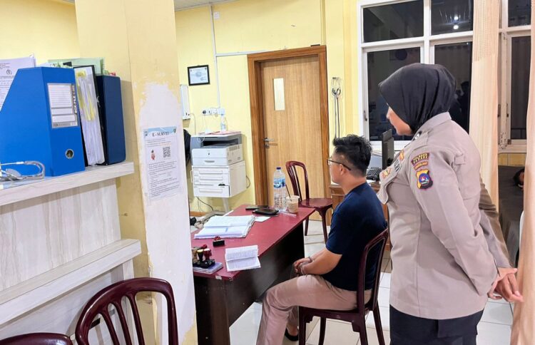 Oknum Guru SMP Lecehkan 3 Siswa Laki-laki 1 GURU CABUL— Oknum guru yang diduga melakukan pelecehan seksual terhadap tiga siswa
laki-laki ditangkap Tim Satreskrim Polresta Padang.