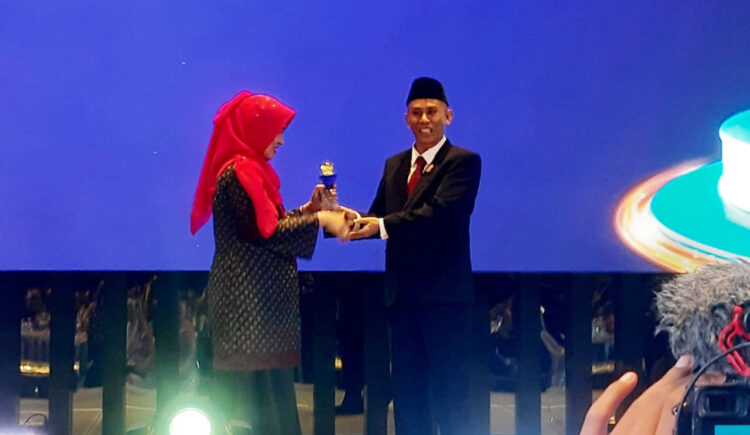 Pemprov Sumbar Raih Penghargaan Kualifikasi “Informatif” pada Anugerah KIP 2024 1 TERIMA PENGHARGAAN— Kepala Dinas Kominfotik Sumbar, Siti Aisyah menerima penghargaan KIP Tahun 2024 dengan kualifikasi Informtif dari Ketua KI Pusat, Donny Yoesgiantoro pada malam Anugerah KIP di Movenpick Hotel Jakarta City Centre, Senin, (17/12).