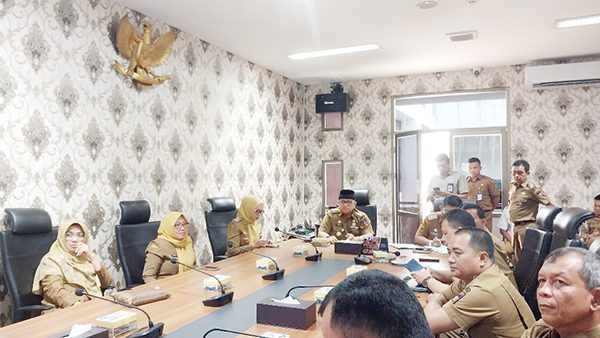Hari Antikorupsi Sedunia, Komitmen Teguh untuk Indonesia Maju 1 PERINGATAN HAKORDIA 2024— Penjabat Wali Kota Padang Andree Algamar menghadiri peringatan Hari Anti Korupsi Sedunia secara daring di Ruang Asisten, Senin (9/12).