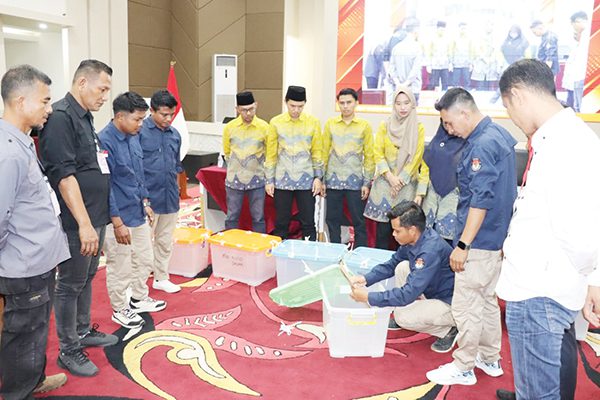 Annisa-Leli Menangi Pilbup Dharmasraya dengan Kemenangan Mutlak atas Kotak Kosong 1 PENGHITUNGAN SUARA— Rekapitulasi penghitungan suara yang dilakukan KPU Dharmasraya di Auditorium Kantor Bupati Dharmasraya, Kamis (5/12).
