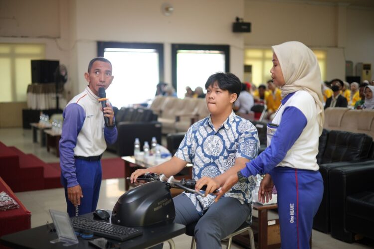 Ratusan Anak Muda Kampanyekan Keselamatan Berkendara Lewat Film Pendek 1 SHORT MOVIE CONTEST-Salah satu peserta kegiatan edukasi Safety Riding ditemani oleh Instruktur Safety Riding Honda saat mencoba belajar berkendara sepeda motor menggunakan Honda Riding Trainer di gelaran pembukaan Short Movie Contest (SMC).