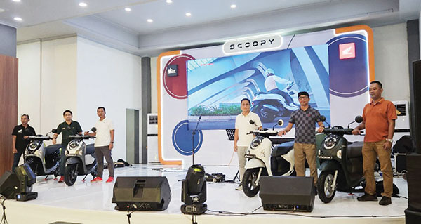 Usung Konsep Totally Unique, Honda Hayati Resmi Perkenalkan New Honda Scoopy 1 PRODUK TERBARU— Jajaran Manajemen PT HPM, bersama dengan perwakilan dari finance company memperkenalkan produk terbaru New Honda Scoopy, di gedung Padang Youth Center, jalan Bagindo Azis Chan Padang, Sabtu (7/12).