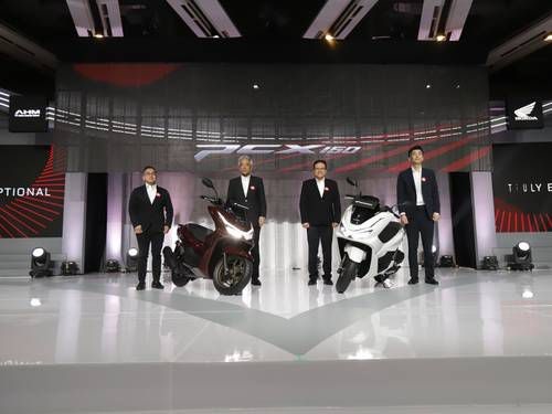 Kecanggihan Menyeluruh, New Honda PCX160 Semakin Berkelas 1 PELUNCURAN- President Director AHM Susumu Mitsuishi bersama jajarannya saat meluncurkan New Honda PCX160.