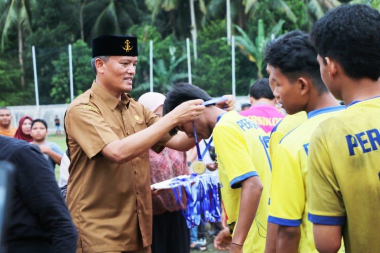 Piala Soeratin Cup Tahun 2024, Persikopa Sukses Menggilas Mandar United FC 11 Gol 1 KALUNGKAN—Pj Wali Kota Pariaman Roberia saat kalungkan mendali pada pemain Persikopa yang mewakili Sumbar.