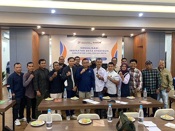 BPS Kabupaten Lima Puluh Kota Gelar Sosialisasi, Sektor Pertanian Memiliki Kontribusi Ekonomi Terbesar 1 SOSIALISASI--Badan Pusat Statistik (BPS) Kabupaten Lima Puluh Kota, dalam sosialisasi indikator data strategis Kabupaten Lima Puluh Kota, bersama awak media di hotel Kondang, di Nagari Sarilamak, Kecamatan Harau.