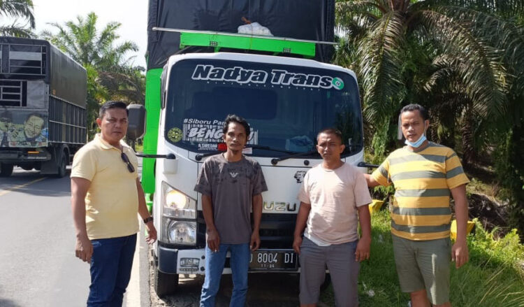 Lindas Pemotor hingga Tewas, Sopir Truk Kabur ke Bengkulu 1 TABRAK LARI— Kanit Gakkum Satlantas Polres Padangpariaman Ipda Novrialdi bersama anggota saat mengamankan pelaku tabrak lari yang kabur ke Bengkulu.