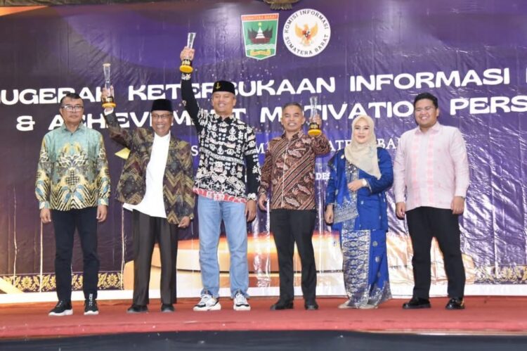 Daerah Terinformatif Sumbar, Kota Pariaman Raih Juara Dua Keterbukaan Informasi Publik 2024 1 TERIMA PENGHARGAAN— Pj Wali Kota Pariaman Roberia usai terima penghargaan dari Ketua DPRD Sumbar Muhidi dan Komisi I DPRD Provinsi Sumbar di ajang Anugerah Keterbukaan Informasi 2024, Rabu (18/12) di Kota Bukittinggi.