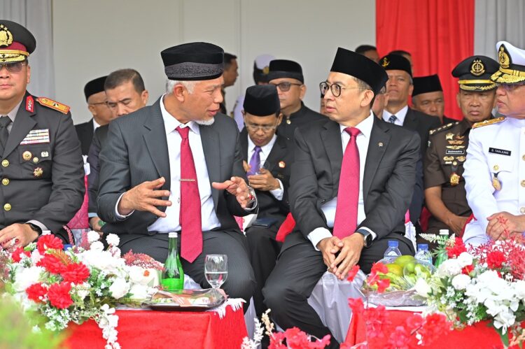Menbud Fadli Zon Pimpin Upacara HBN ke-76, Gubernur Sebut Bela Negara Tanggung Jawab Seluruh Warga 1 UPACARA HBN— Menteri Kebudayaan (Menbud) RI Fadli Zon, saat dialog dengan Gubernur Sumbar Mahyeldi menjelang upacara peringatan Hari Bela Negara di halaman kantor gubernur, Kamis (19/12).
