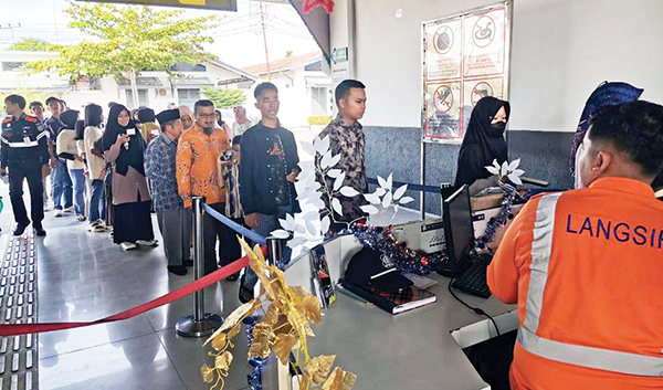 Sepekan Libur Nataru, KAI Divre II Sumbar Layani 42.927 Penumpang 1 LIBURAN DENGAN KA— PT KAI Divre II Sumbar mencatat hingga seminggu masa Angkutan Natal 2024 dan Tahun Baru 2025, tanggal 19-25 Desember 2024, terdapat 42.927 penumpang. Kereta api menjadi moda transportasi favorit masyarakat untuk menikmati liburan akhir tahun.