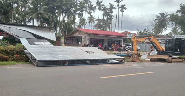 Angin Kencang Rusak 34 Rumah, 133 Jiwa Terdampak, BMKG Peringatkan Cuaca Ekstrem hingga Penghujung Tahun 1 CUACA EKSTRIM— Cuaca ekstrim berupa angin kencang yang terjadi di Kabupaten Solok Selatan, Kamis (5/12) pagi menyebabkan puluhan rumah warga alami kerusakan. BPBD setidaknya mencatat 34 rumah warga rusak akibat angin kencang yang melanda daerah itu.