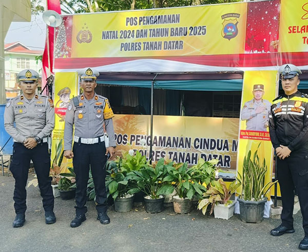 PANTAU—Kasatlantas Polres Tanhdatar Iptu Andri Perkasa SH, saat memantau Pospam didampingi dua personel.