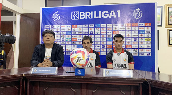 KONFERENSI PERS— Pelatih Kepala Semen Padang FC Eduardo Almeida didampingi pemain Teguh Amiruddin, saat konferensi pers jelang lawan Arema FC, Kamis (26/12).