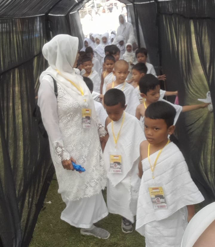 Sebanyak 800 Anak-anak TA/RA, Ikuti Kegiatan Peragaan Manasik Haji TA/RA se- Kota Sawahlunto 1 KEGIATAN—Usai dibuka oleh Asisten 2 Perekonomian dan Pembangunan Kota Sawahlunto Marwan di Lapangan Ombilin Kota Sawahlunto, para peserta mengikuti kegiatan.