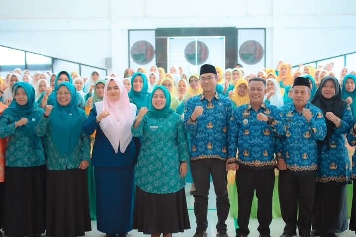 Jajaran TP PKK se-Kabupaten Sijunjung, Dibekali Bimtek Implementasi 10 Program Pokok 1 BERSAMA—Ketua TP PKK Kabupaten Sijunjung, Riri Benny Dwifa foto bersama usai pembukaan.