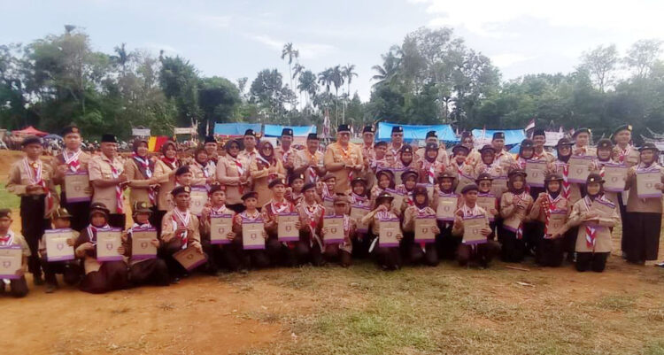 Gerakan Kepramukaan Penting Membentuk Karakter Siswa 1 PEMBUKAAN JAMBORE— Ketua Kwarcab 09 Gerakan Pramuka Kota Padang Andree Algamar, membuka Jambore Ranting Kwartir Ranting Kecamatan Padang Timur di Bumi Perkemahan Batu Gadang, Kelurahan Balai Gadang, Kecamatan Koto Tangah, Senin (16/12).