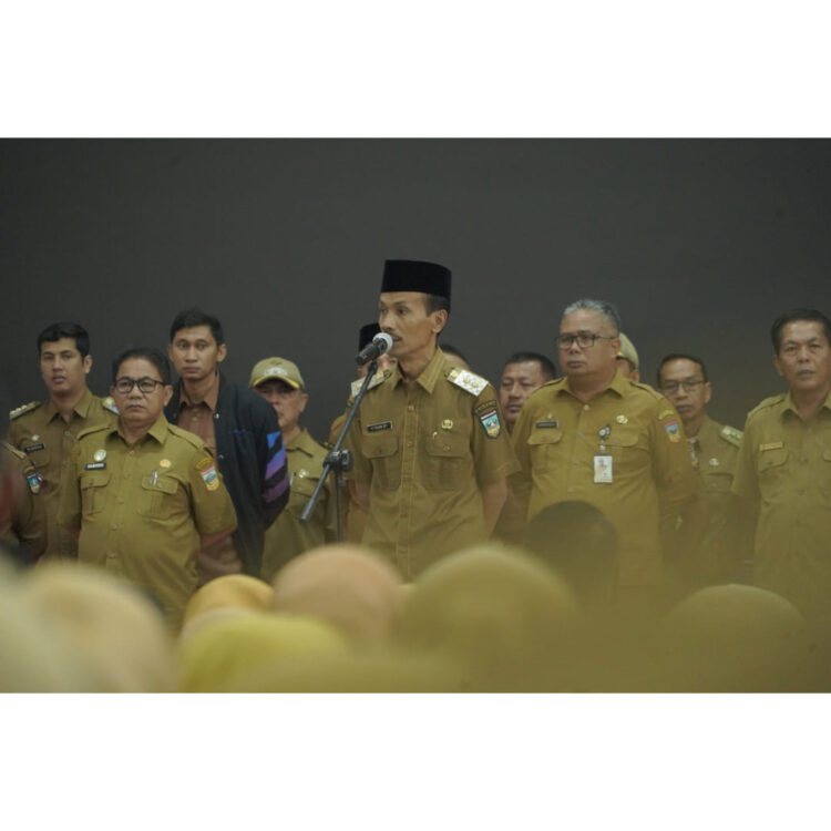 Jelang Akhir Tahun, Pemkab Solsel Kejar Penyelesaian Pekerjaan Fisik dan Administrasi 1 SAMBUTAN— Wakil Bupati Solok Selatan H. Yulian Efi berikan sambutan dalam Apel Gabungan ASN
di Aula Kantor Bupati Solok Selatan, Senin (2-12).