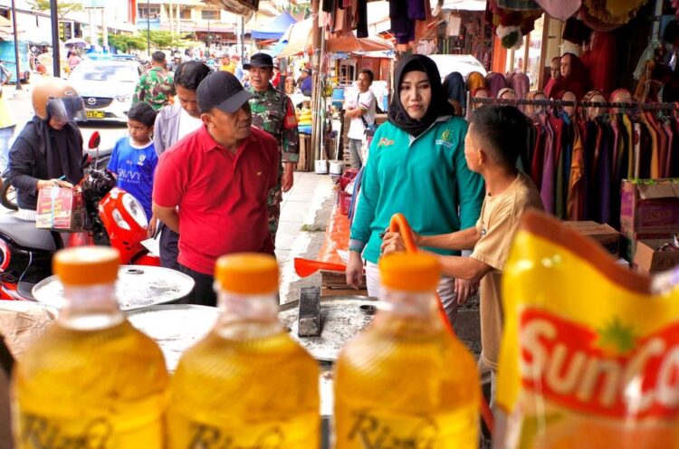 Jelang Nataru, Pj Wako Sonny Tinjau Harga Pangan 1 CEK SEMBAKO— Pj Wako Padang Panjang Sonny Budaya Putra, bersama unsur Forkopimda melakukan tinjauan ke Pasar Pusat untuk mengencek harga dan ketersediaan bahan pangan, Minggu (22/12).