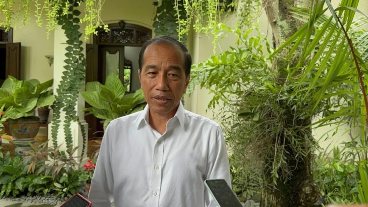 Ditawari jadi Kader Golkar, Jokowi Akui Sudah Ada Komunikasi 1 WAWANCARA— Presiden ke-7 RI Jokowi diwawancarai wartawan terkait anggota kehormatan Partai Golkar.