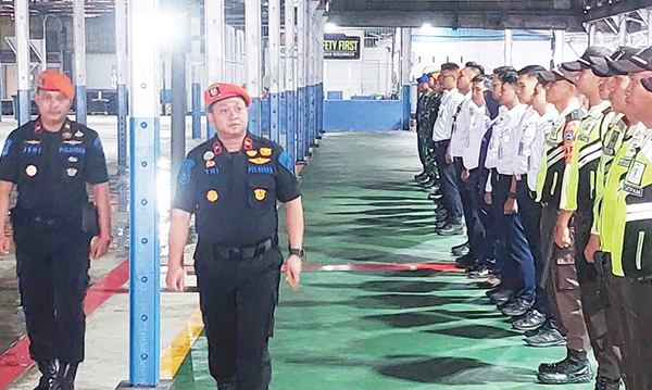 Apel Gelar Pasukan, KAI Divre II Sumbar Pastikan Angkutan Nataru Aman dan Nyaman 1 APEL PASUKAN— Vice President KAI Divre II Sumbar, M. Tri Setyawan memeriksa personel saat memimpin Apel Gelar Pasukan Angkutan Periode Nataru, Senin (23/12) di Balai Yasa Stasiun Padang.