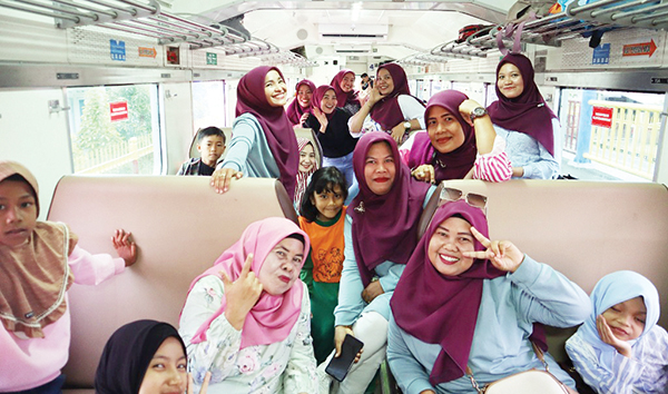 Hari Pertama Periode Nataru, KAI Divre II Sumbar Layani 5.257 Penumpang 1 NIKMATI LIBURAN— Sejumlah penumpang menaiki Kereta Api Pariaman Ekspres saat momen libur Nataru yang juga bertepatan dengan libur anak sekolah.