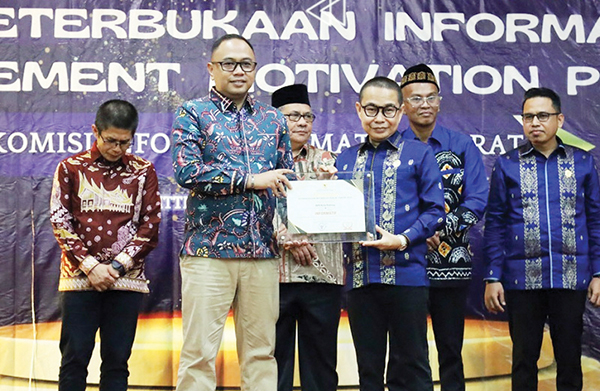 Anugerah Keterbukaan Informasi Publik 2024, KPU Padang Raih Peringkat 1 Badan Publik Informatif 1 TERIMA PENGHARGAAN— Ketua KPU Padang, Dorri Putra, saat menerima penghargaan pada acara Malam Anugerah Keterbukaan Informasi Publik 2024 di Bukittinggi, Rabu (18/12).