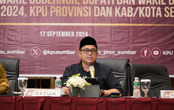 KPU Terima Hasil Audit Dana Kampanye Pilgub Sumbar, Mahyeldi-Vasko Rp 7,45 M dan Epyardi-Ekos Rp 4,73 M 1 BERIKN KETERANGAN— Ketua Divisi Teknis Penyelenggaraan Pemilu KPU Sumbar Ory Sativa Syakban memberikan keterangan terkait hasil audit dana kampanye paslon Cagub dan Cawagub Sumbar.