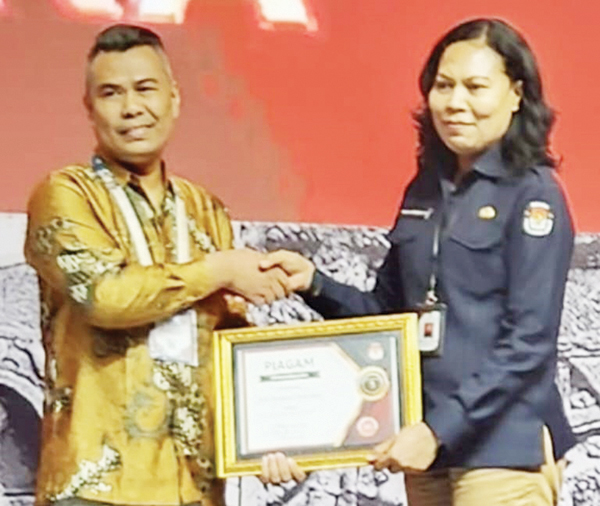 KPU Tanah Datar Terbaik Pengelolaan Pemungutan dan Penghitungan Suara Pilkada 1 TERIMA PENGHARGAAN— Gusriyono, Ketua Divisi Teknis Penyelenggaraan KPU Tanah Datar saat menerima penghargaan, Minggu (15/12) di Sanur, Bali.