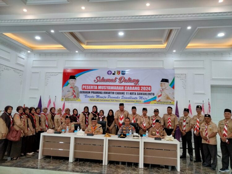 Ka Kawarcab Buka Muscab di Savanah 1 MUSCAB— Zohirin Sayuti sebagai Ka. Kwarcab foto bersama usai membuka Musyawarah Cabang (Muscab) di Savannah Convention Hall Talawi, Selasa (17/12).