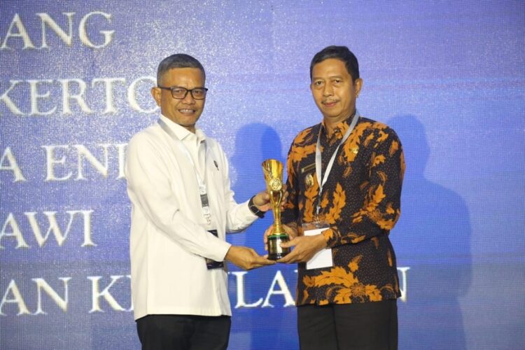 Kado Terindah Akhir Tahun 2024, Pasbar Raih Penghargaan Sebagai Kabupaten Sangat Inovatif 1 TERIMA PENGHARGAAN— Wakil Bupati Pasaman Barat Risnawanto, saat menerima penghargaan IGA Award 2024 di Kota Surabaya.