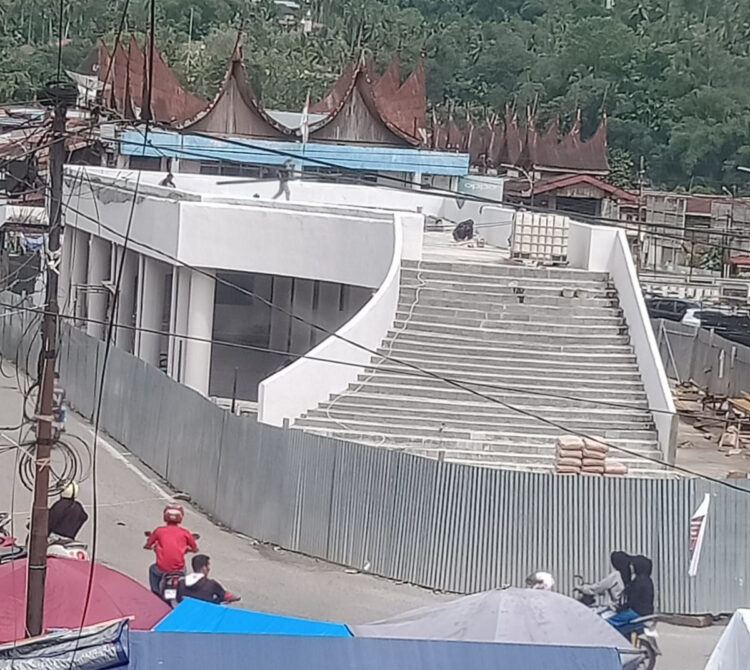 Proyek Strategi Daerah Dikerjakan Kontraktor Pelaksana CV.Tata Karya Pratama, Kajari Ingatkan Pengerjaan agar Dimaksimalkan lagi 1 PROYEK—Inilah proyek penataan kawasan pusaka di Kota Sawahlunto,
yang tepatnya berada pada Terminal Kota Sawahlunto diseberang
Pasar Tradisional Sawahlunto,