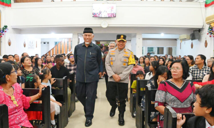 TINJAU— Kapolda Sumbar Irjen Pol Suharyono bersama Gubernur Sumbar Mahyeldi saat meninjau pelaksaan ibadah di malam Natal di salah satu gereja di Kota Padang.