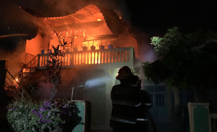 KEBAKARAN— Kebakaran hebat melanda kawasan padat penduduk di Jalan 
Kampung Durian, RT 001 RW 005, Kelurahan Parak Gadang Timur, Kecamatan 
Padang Timur, Kota Padang, Minggu (1/12/) malam.