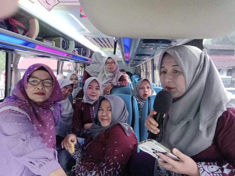 Kelurahan Airdingin Gelar Study Komperatif 1 STUDI KOMPERATIF— Seluruh staf dan ketua RW/RT, kader lansia, kader balita, Dasawisma yang merupakan mitra kelurahan membantu pembangunan di Kelurahan Airdingin, melakukan Studi Komperatif , Minggu (15/12).