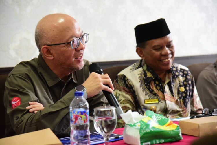Laksanakan HLM Atasi Keterbatasan Pasokan, Kendalikan Inflasi Jelang Natal dan Tahun Baru 1 RAPAT—Wakil Bupati Padangpariaman Rahmang saat menghadiri acara rapat persiapan Nataru.
