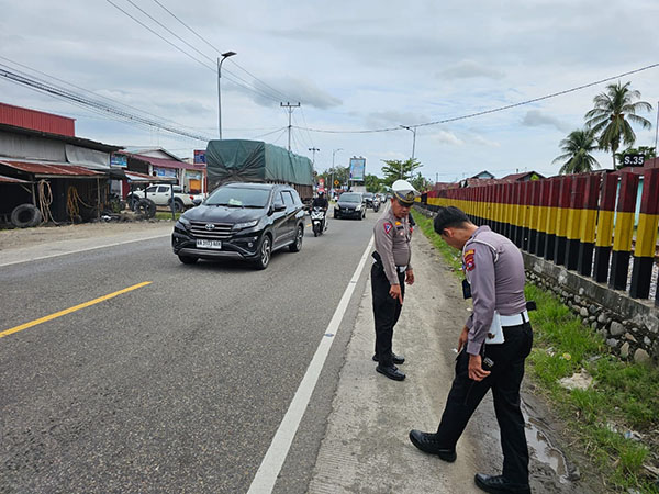 Kasus Lakalantas Meningkat di Padangpariaman 1 OLAH TKP— Kanit Gakkum Satlantas Polres Padang Pariaman Ipda Novrialdi bersama anggota sedang olah TKP.