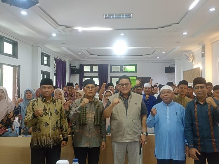 Kesra Gelar Sosialisasi Masjid Binaan 1 FOTO BERSAMA—Ketua Pelaksanan Elizar foto bersama dengan seluruh peserta.