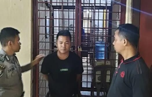 Ketahuan Maling, Hairul Jaman Diikat Warga 1 MALING— Pelaku Hairul Jaman yang tertangkap warga saat mencuri di di Jalan Bunda 2, Kelurahan Ulak Karang Utara, Kecamatan Padang Utara, diamankan di Kantor Polisi.