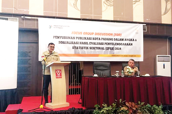 FGD Pemko Bersama BPS, Ketersediaan Data dan Informasi tidak Boleh “Kiro-Kirologi” 1 PUBLIKASI PADANG DALAM ANGKA— Badan Pusat Statistik Kota Padang bersama Pemko menggelar Focus Group Discussion penyusunan publikasi Kota Padang dalam angka 2024.