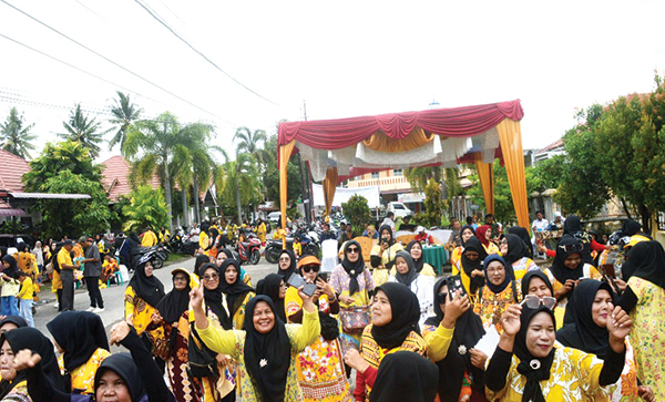 Pokir Miswar Jambak Menyambut Hari Ibu, Gelar Senam Berdaster se-Kota Padang 1 SENAM BERDASTER— Menyambut Hari Ibu 2024, Dinas Pemuda dan Olahraga Kota Padang melalui pokir anggota DPRD Kota Padang Miswar Jambak, mengadakan senam bersama berdaster. Lomba diadakan Grup Senam Satu Hati (GSSH), Rabu (4/12).