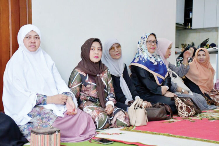 Ketua TP PKK Sambangi Rumah Duka Kepala BKPSDM Agam 1 Ketua TP PKK