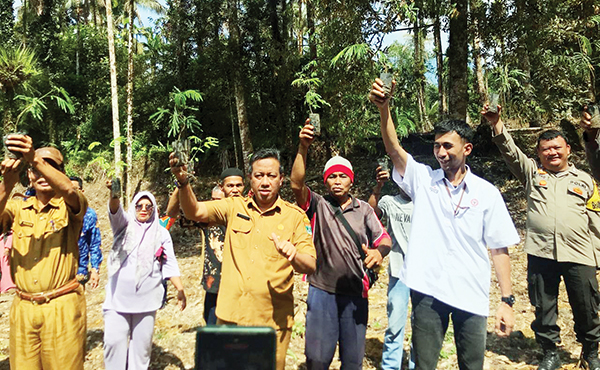 Kolaborasi PT Semen Padang-DLH Sumbar, Langkah Konkret dalam Mitigasi Emisi Gas Rumah Kaca 1 PENANAMAN KALIANDRA— PT Semen Padang berkolaborasi dengan DLH Sumbar melakukan penanaman ribuan bibit Kaliandra di Rimbo Sianok, Korong Kampuang Tanjuang, Kecamatan IV Koto Aur Malintang, Kabupaten Padangpariaman.