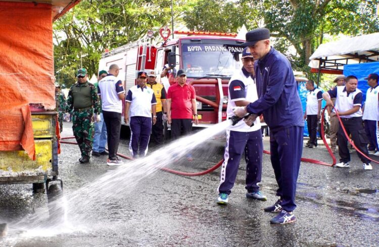 Pemko, TNI, Polri dan Warga Goro Massal Perdana di Padangpanjang 1 PIMPIN GORO— Pj Wako Padangpanjang Sonny Budaya Puyra pimpin goro massal yang melibatkan Forkopimda bahkan turun langsung melakukan penyemprotan jalan menggunakan armada Damkar.