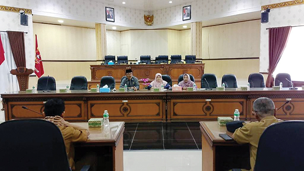 Komisi IV DPRD Agam RDP dengan BPJS, Pemkab Agam Miliki Tunggakan BPJS 1 Tahun 1 RAPAT DENGAR PENDAPAT— Komisi IV DPRD Kabupaten Agam menggelar rapat dengar pendapat (RDP) dengan BPJS Kesehatan, Dinas Sosial, dan para wali nagari se-Agam pada Rabu (18/11).