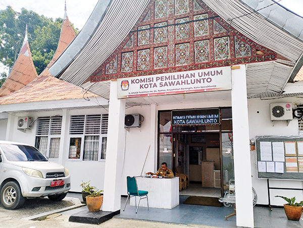 Tunggu Keputusan MK, KPU Sawahlunto Bersiap Hadapi Gugatan Pilkada di MK 1 KPU SAWAHLUNTO— Kantor KPU Sawahlunto yang berada di Jl. Khatib Sulaiman No. 54 Santur, Kecamatan Barangin, Kota Sawahlunto.