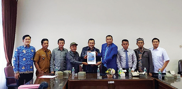 Rapat Kerja Bersama OPD dan Pihak Terkait, Komisi III Bahas Normalisasi Sungai Batang Tiku 1 RAPAT KERJA— Komisi III DPRD Kabupaten Agam menggelar rapat kerja bersama sejumlah OPD dan pihak terkait,
Selasa (17/12) di ruang rapat DPRD.