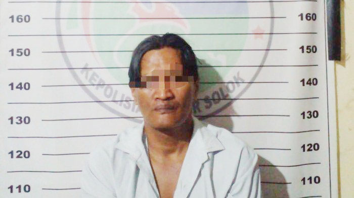 Kurir Sabu Ditangkap di Depan Minimarket, Polisi Amankan Tiga Paket Sabu 1 KURIR SABU— Polres Solok berhasil menangkap seorang kurir narkoba jenis sabu berinisial R (46) di depan sebuah minimarket di Jorong Subarang, Nagari Koto Baru, Kecamatan Kubung, Kabupaten Solok, Kamis (5/12).